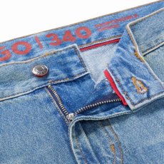 画像4: HUGO   340 Loose Tapered-Fit Cropped Jeans in Blue Vintage-Wash Denim (4)