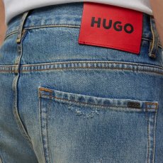 画像5: HUGO   340 Loose Tapered-Fit Cropped Jeans in Blue Vintage-Wash Denim (5)
